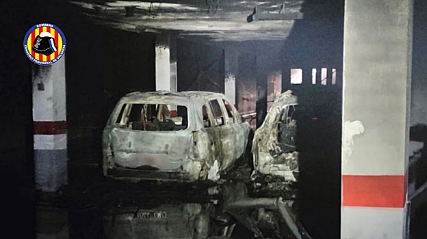 Vehículos calcinados por el fuego en el garaje comunitario.
