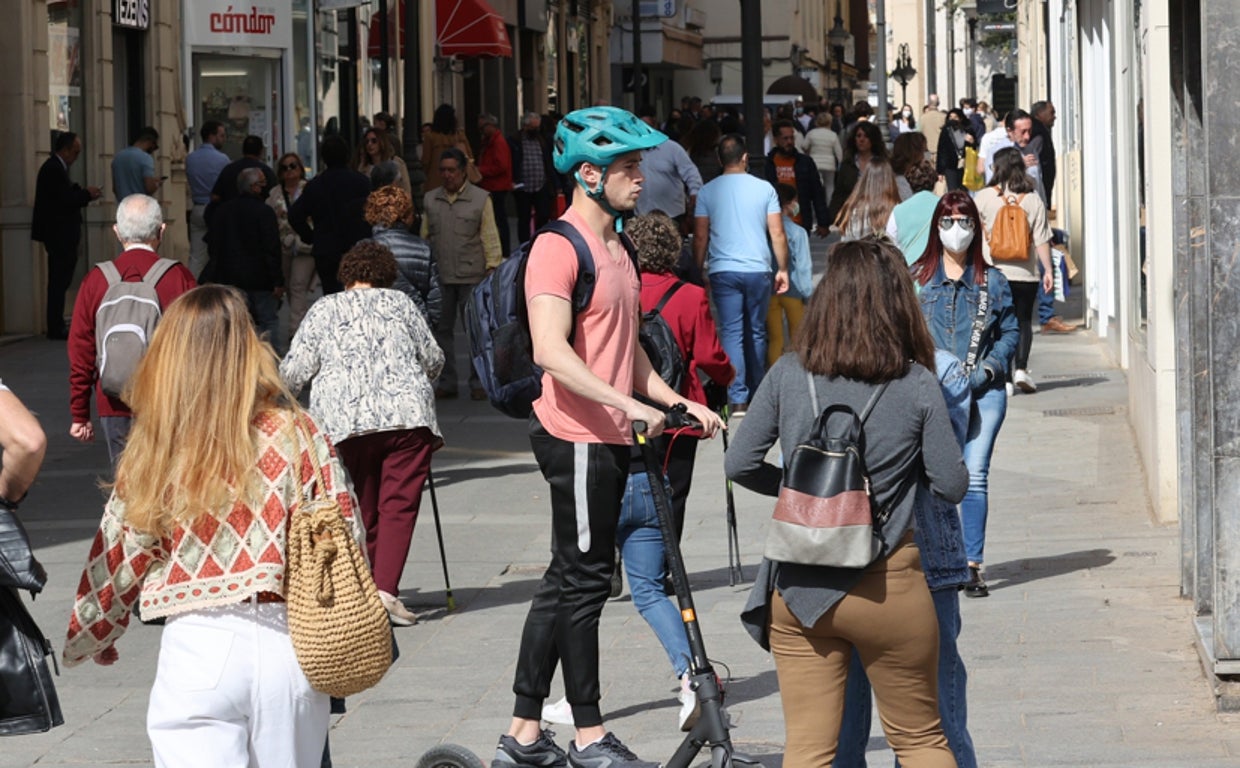 Un joven, en su patinete eléctrico, saliendo de Gondomar