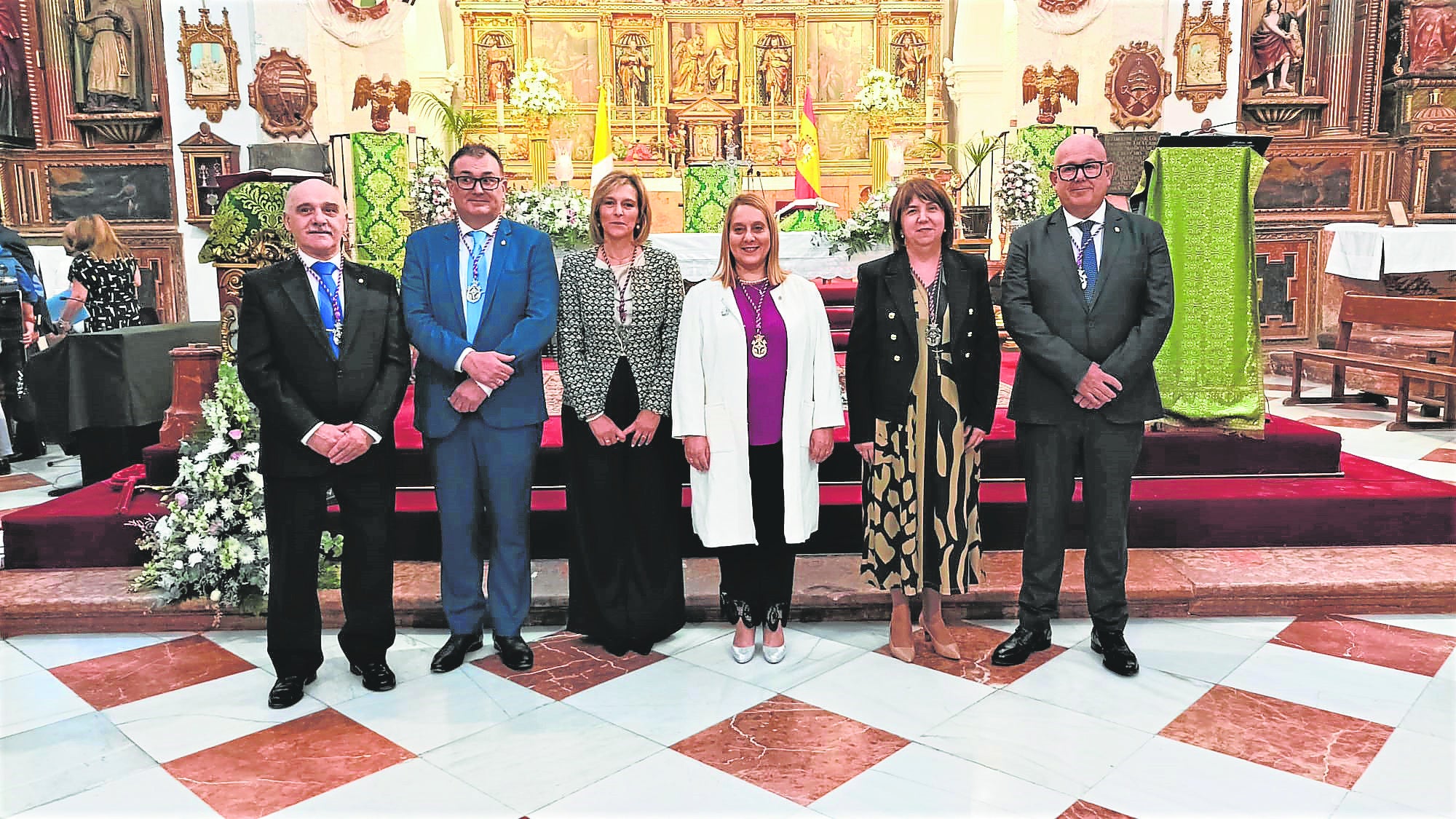 Inmaculada Alcalá-Zamora (de blanco) con su junta de gobierno