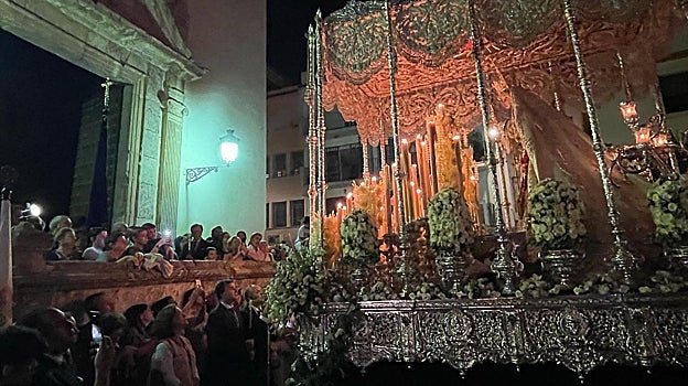 El palio, girado ante la parroquia de la Compañía