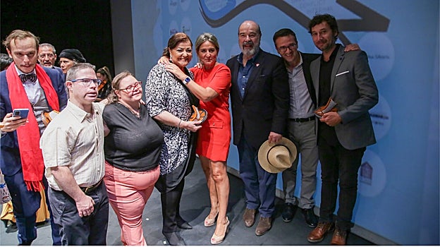 Varios de los premiados y la alcaldes con Antonio Resines y Charo Reina