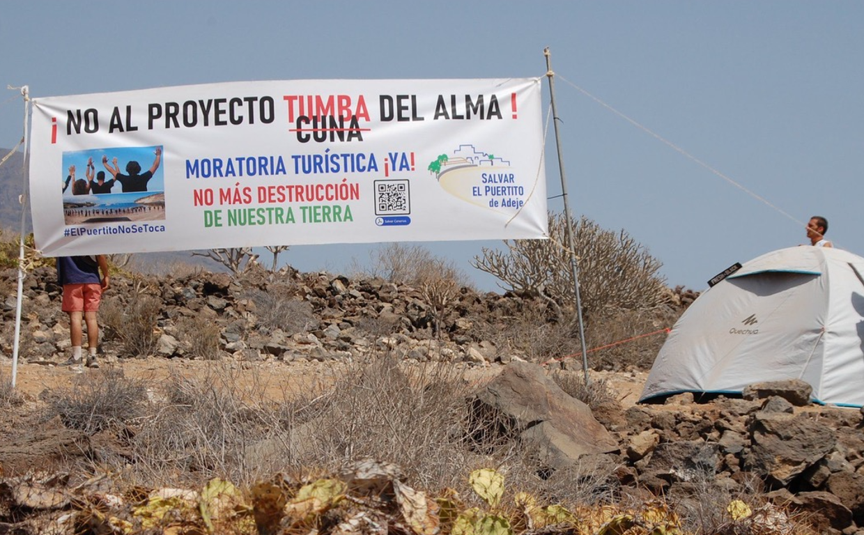 Una pancarta reivindica la paralización de las obras de 'Cuna del Alma'