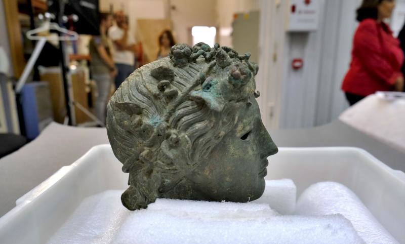 La restauración de los efebos de Pedro Abad, en imágenes