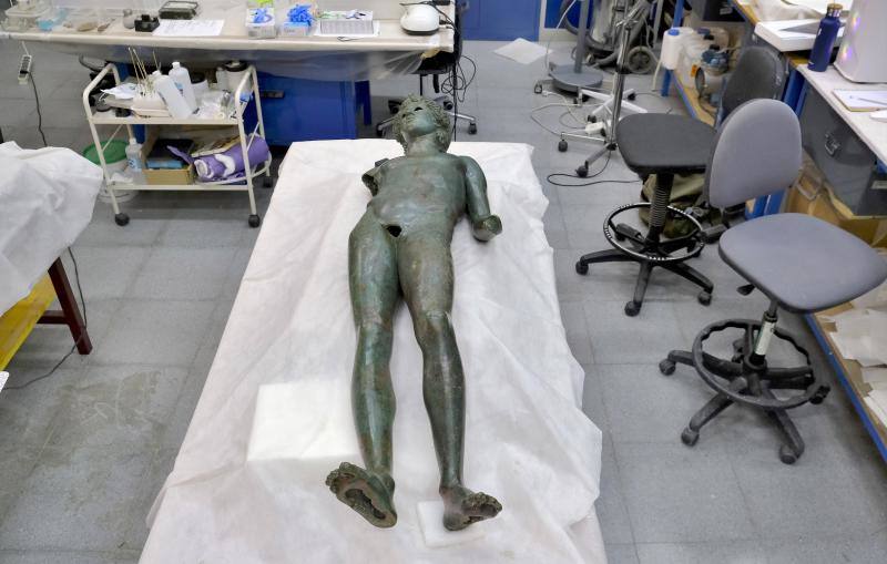 La restauración de los efebos de Pedro Abad, en imágenes