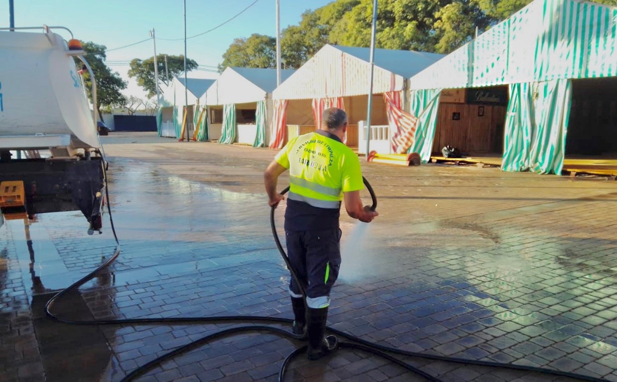 Los operarios de limpieza antes de que comenzara la feria