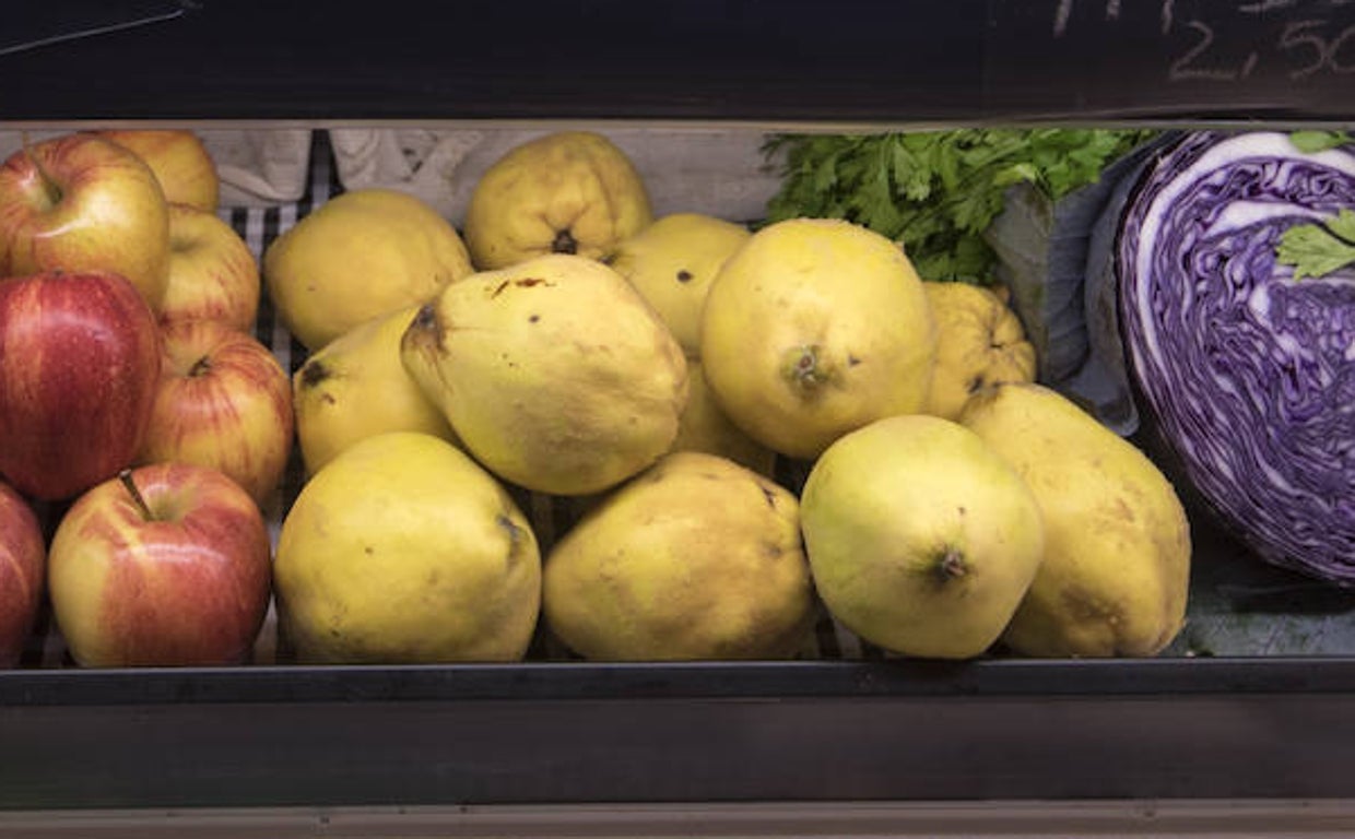 Imagen de archivo de membrillo en un mercado