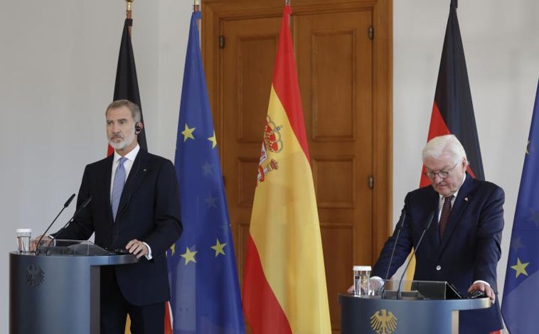 Imagen principal - Los Reyes visitan la capital alemana, donde el Rey Felipe VI ha enfatizado que España y Alemania viven un «año de encuentros»