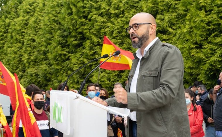 El último candidato de Vox en Galicia rompe el carné del partido entre críticas a Abascal