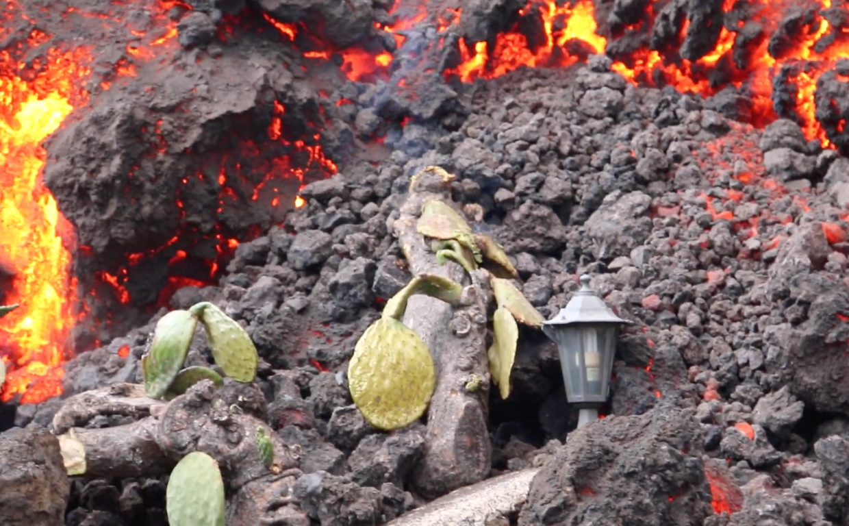 La lava se adentra en una vivienda en La Palma