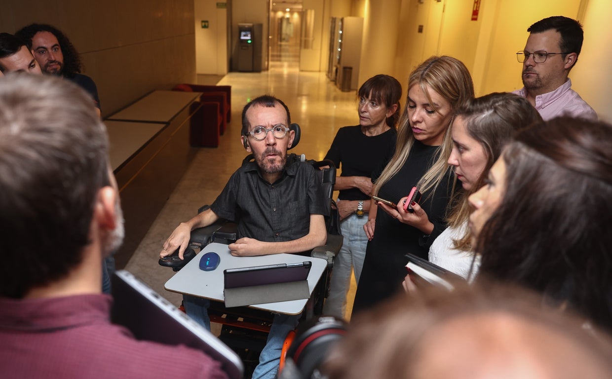 El portavoz de Unidas Podemos en el Congreso, Pablo Echenique, momentos antes de conceder una rueda de prensa previa a la Junta de Portavoces