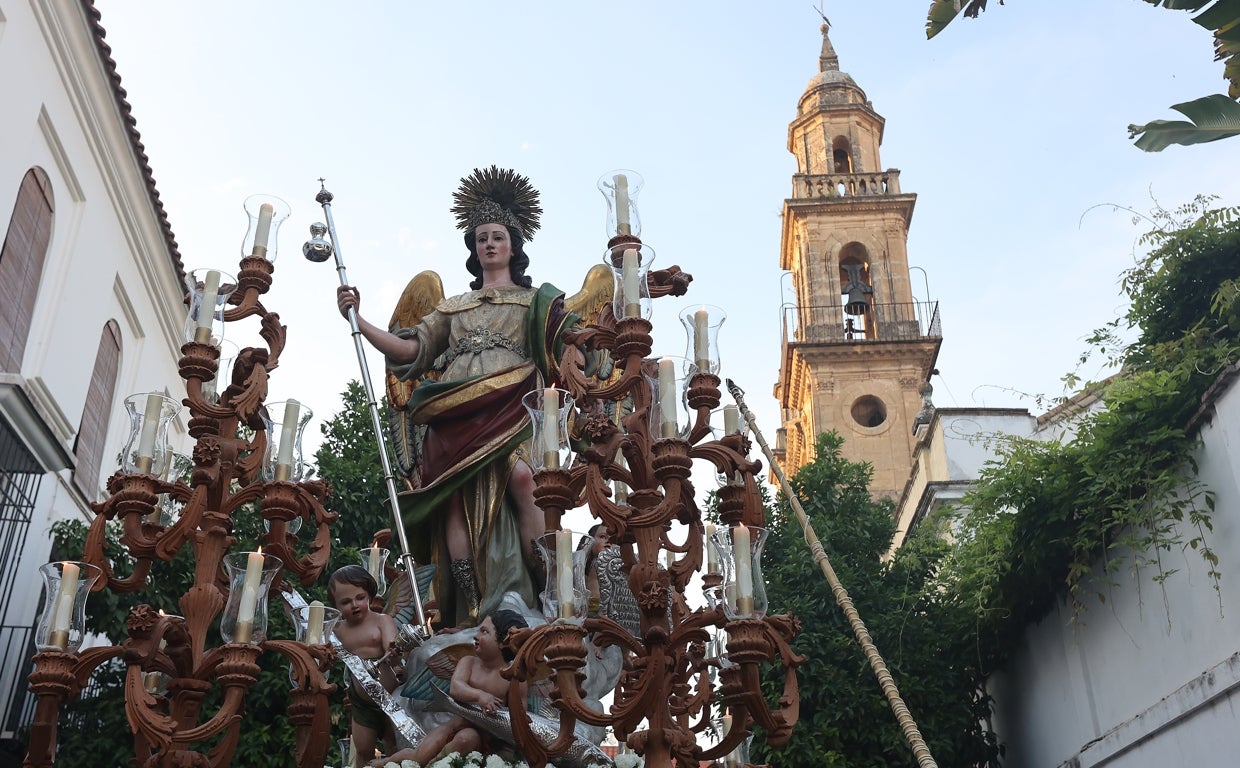 San Rafael, en su paso, durante la procesión del 7 de mayo