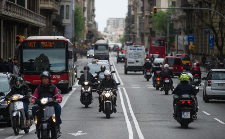 Barcelona baraja hacer pagar a las motos por aparcar en la calle