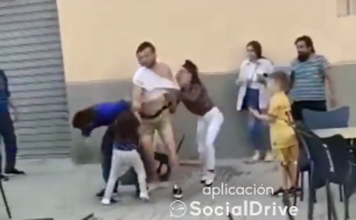 Captura de vídeo de la pelea en la terraza de un bar de Alcoy