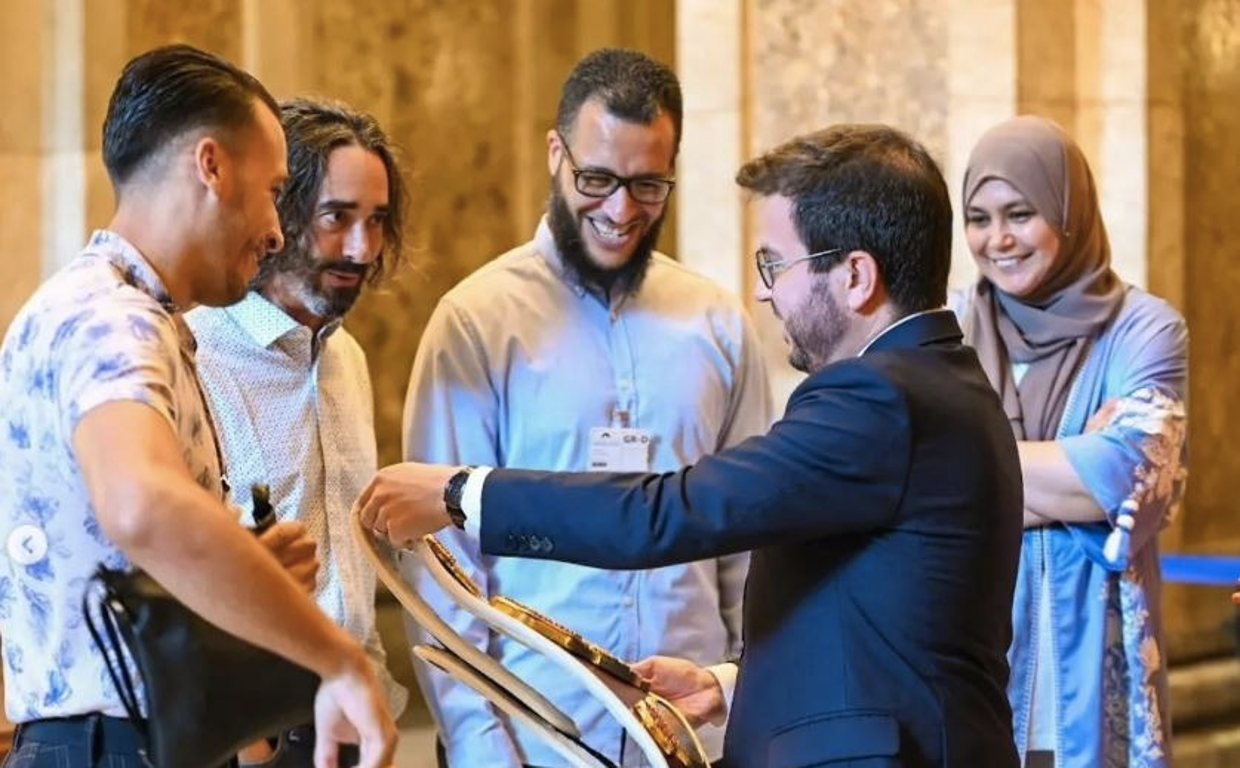 Mohamed Said Badaoui, en el centro de la imagen, con Pere Aragonès y varios diputados de ERC, en una visita del primero al Parlamento de Cataluña