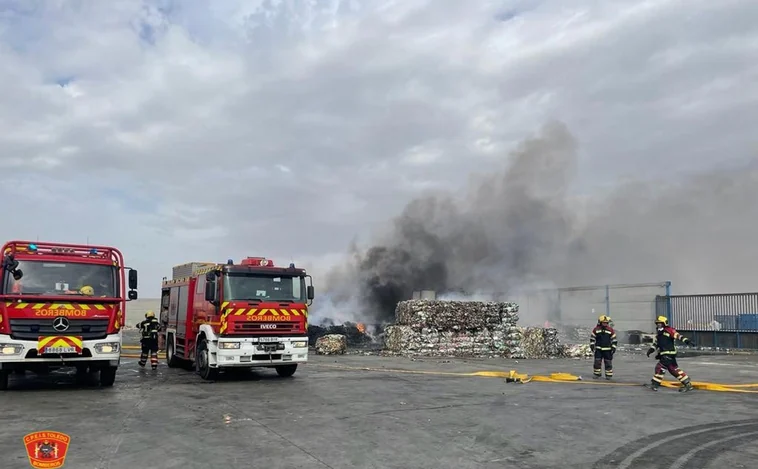 Intoxicado por inhalación de humo en el incendio de una empresa de reciclaje en Noblejas
