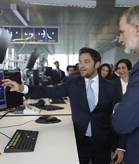 Imagen secundaria 2 - El Rey Felipe VI durante la visita al BCE junto a los trabajadores españoles