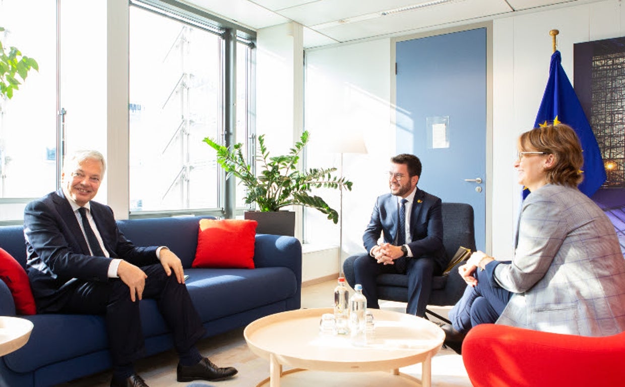 El comisario Reynders, con Aragonès y Serret, hoy, en Bruselas
