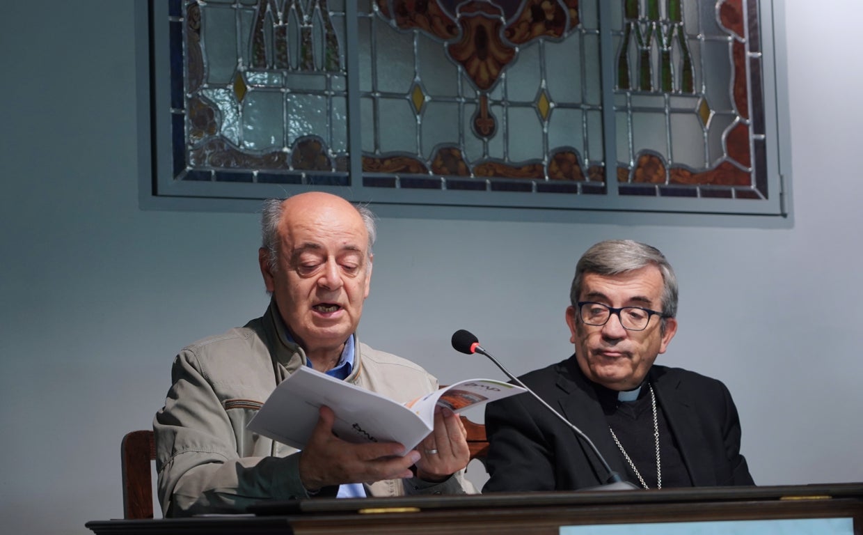 El arzobispo de Valladolid, Luis Argüello (d), y el delegado de Misiones, Javier Carlos Gómez, presentan el Día Mundial de las Misiones, DOMUND