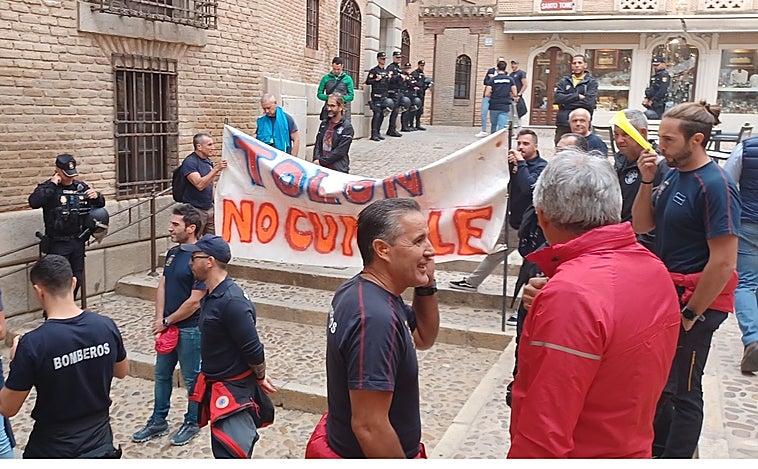 Bomberos de Toledo protestan ante el Ayuntamiento para exigir el reconocimiento de una categoría profesional superior