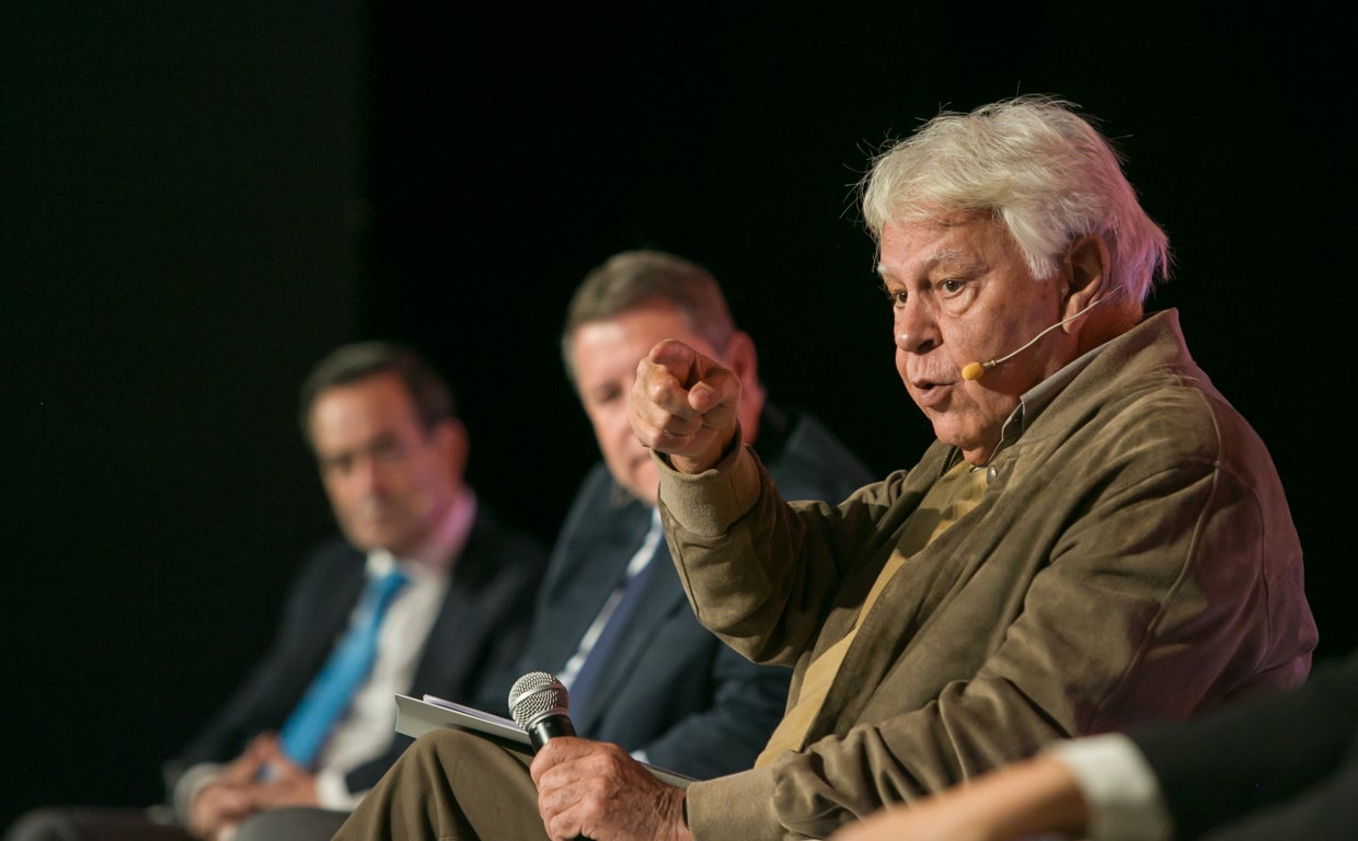 Las imágenes del recibimiento a Felipe González en Toledo