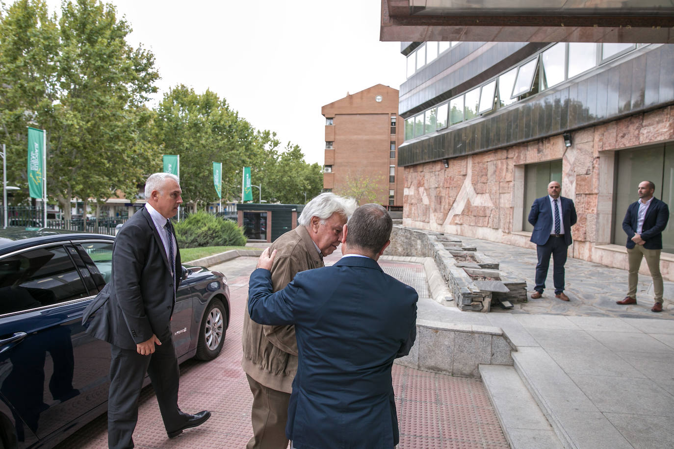 Las imágenes del recibimiento a Felipe González en Toledo