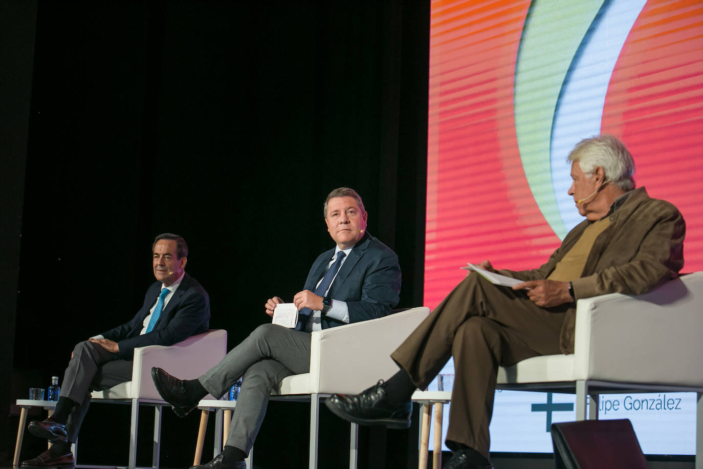 Las imágenes del recibimiento a Felipe González en Toledo