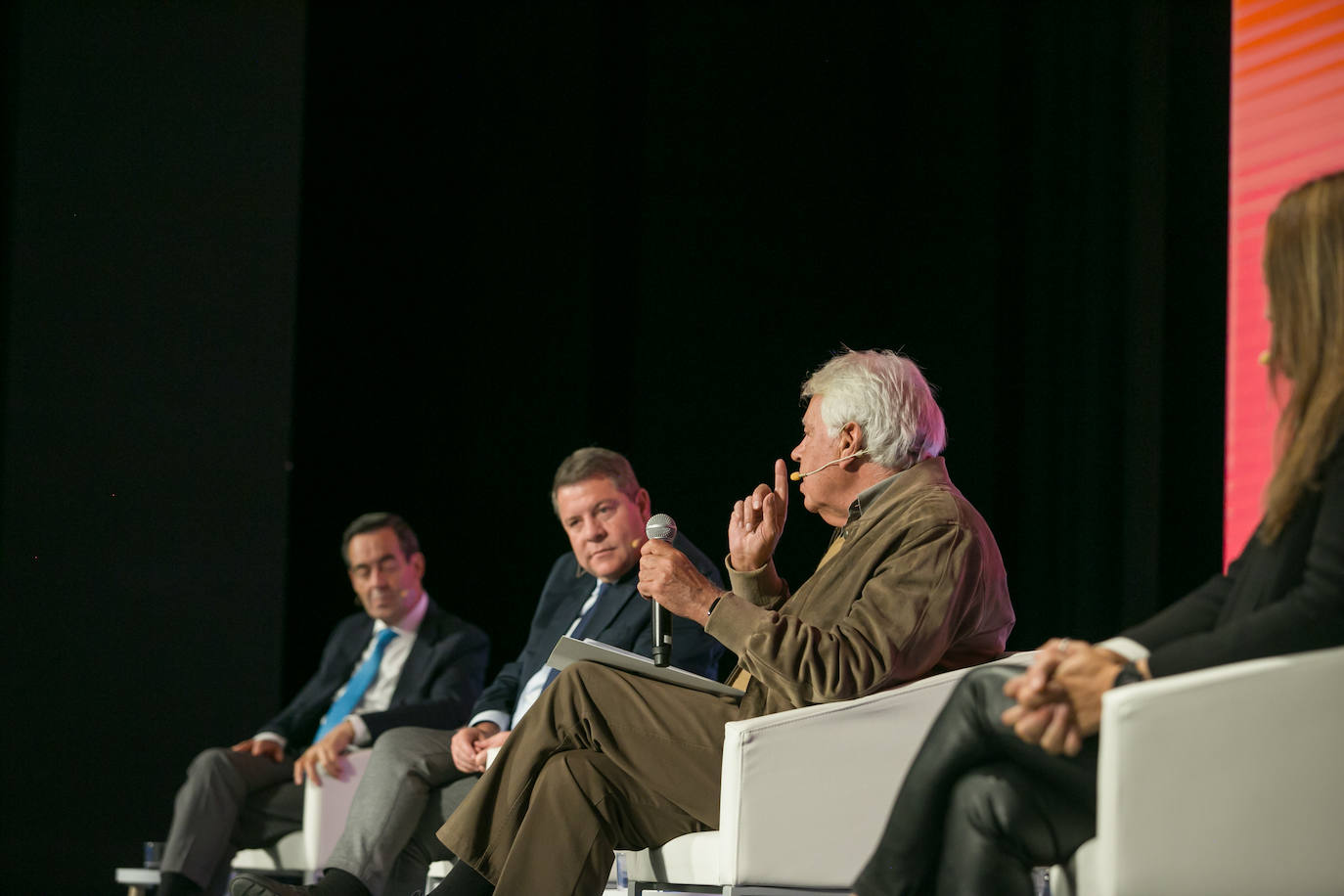 Las imágenes del recibimiento a Felipe González en Toledo