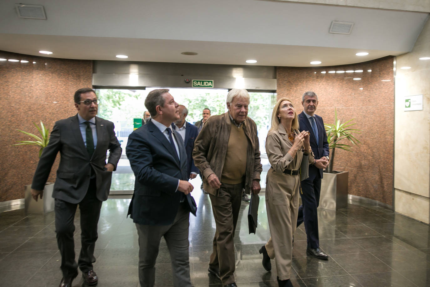 Las imágenes del recibimiento a Felipe González en Toledo