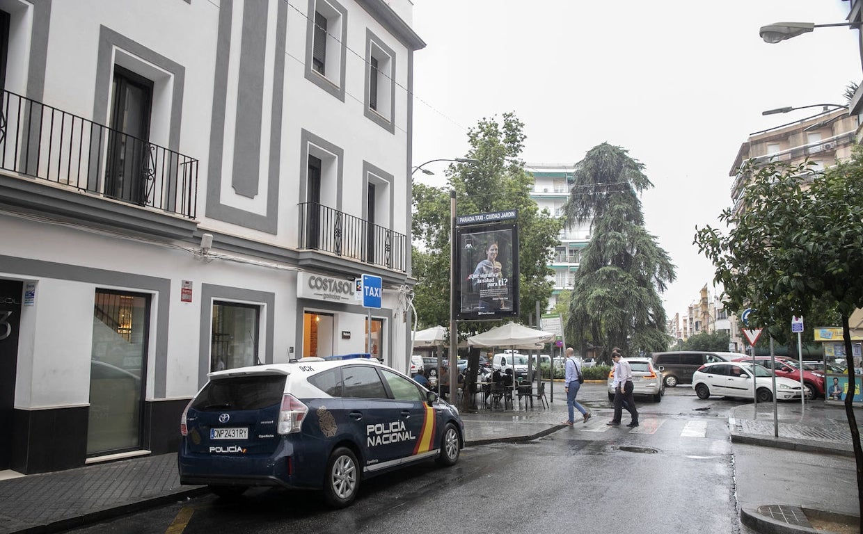 Un coche policial en la plaza de Costa Sol este viernes en Ciudad Jardín