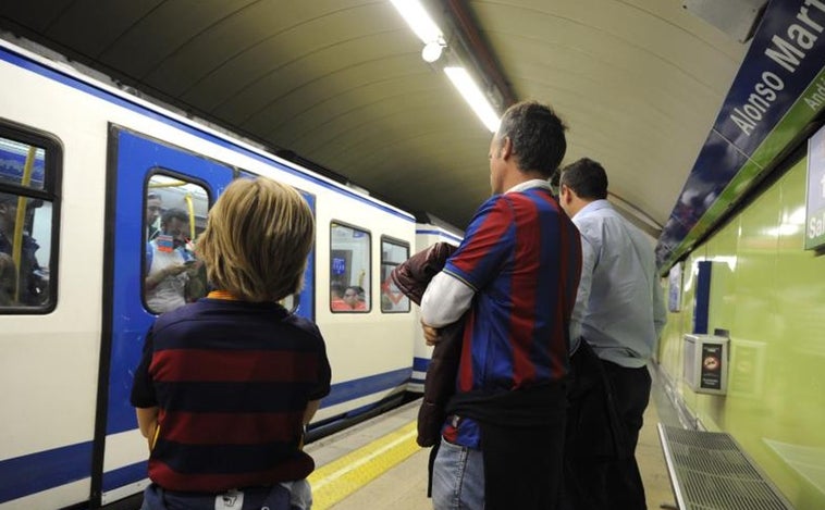 Pelea en el metro de Madrid: un hombre recrimina a otro que no lleve puesta la mascarilla: «¡Bájate del vagón!»