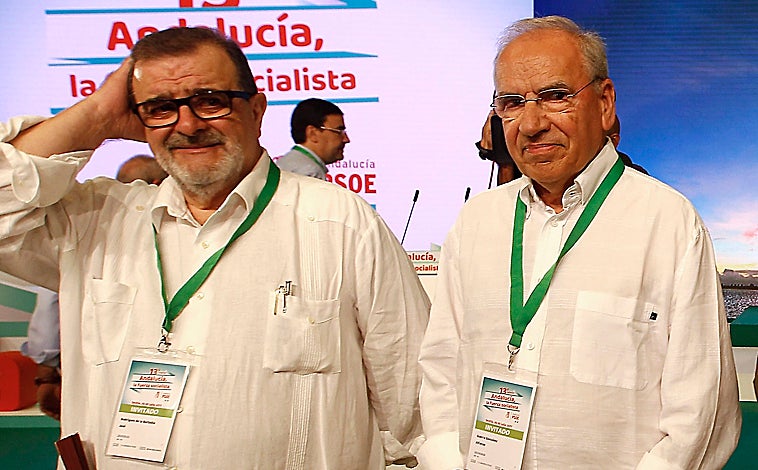 Imagen principal - Arriba, Borbolla con Alfonso Guerra en un congreso del PSOE. Abajo a la izquierda, con la icónica imagen del abanico. A la derecha, caricatura del expresidente con la camiseta del Betis, del que es declarado seguidor