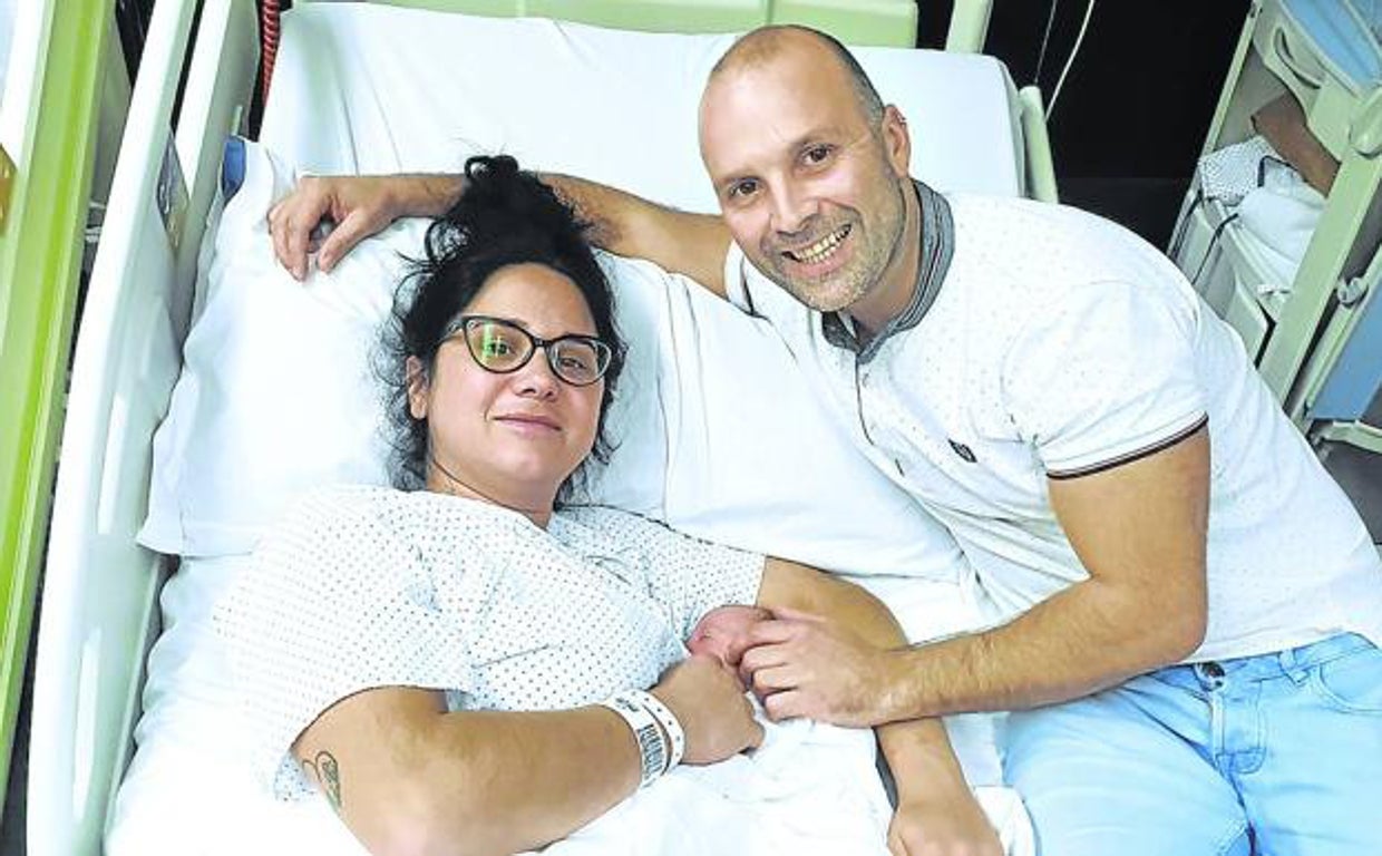 Laura y Pedro posaban anoche sonrientes con Aimar en la habitación del hospital de Basurto