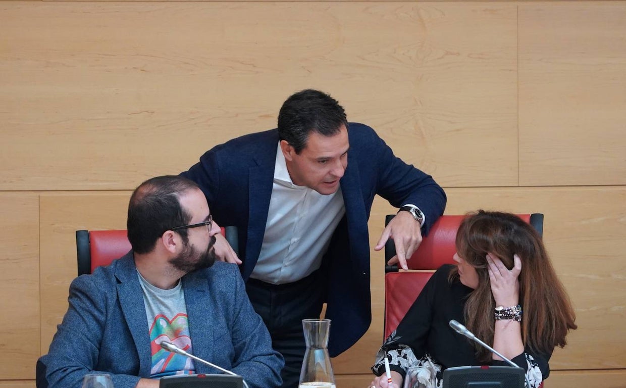 El portavoz del PP Raúl de Hoz conversa con los procuradores socialistas Patricia Gómez y Ángel Alonso en la reunión de la Junta de Portavoces