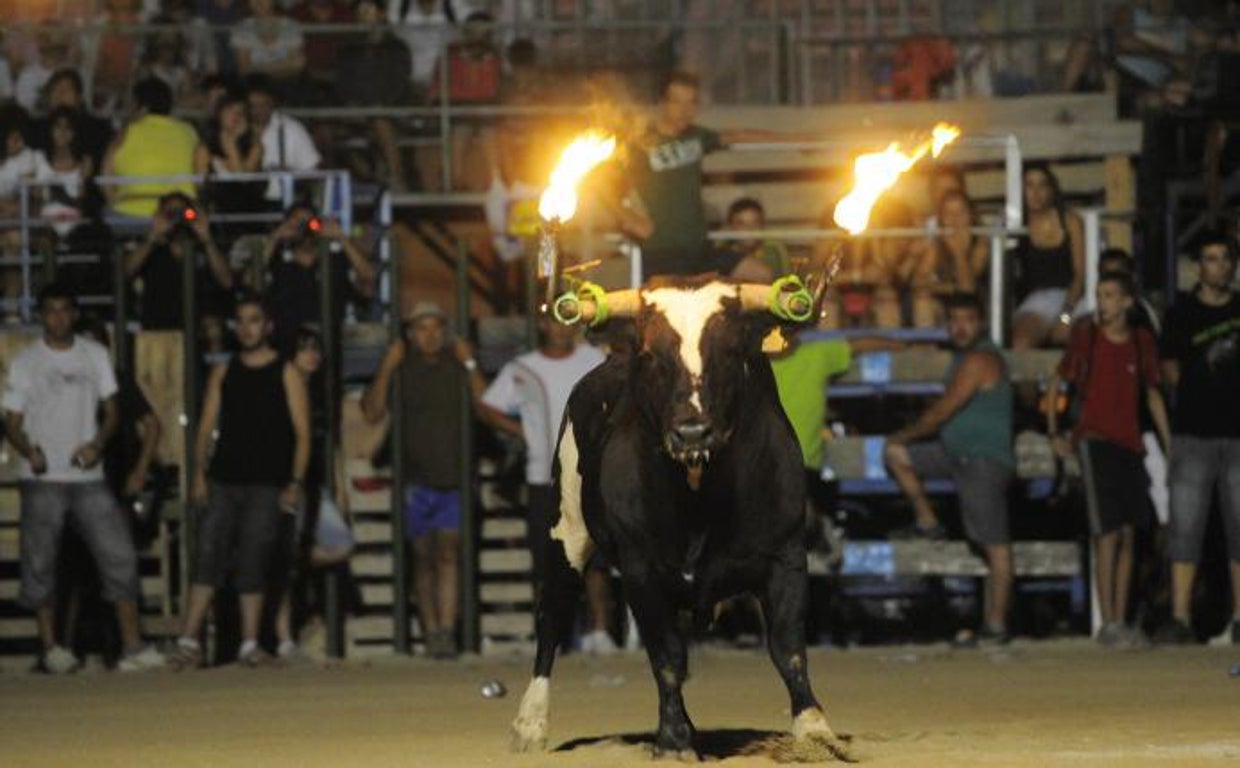 Celebración del toro embolao, en una localidad valenciana