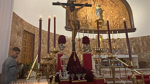 Altar de cultos para la veneración y misa de acción de gracias
