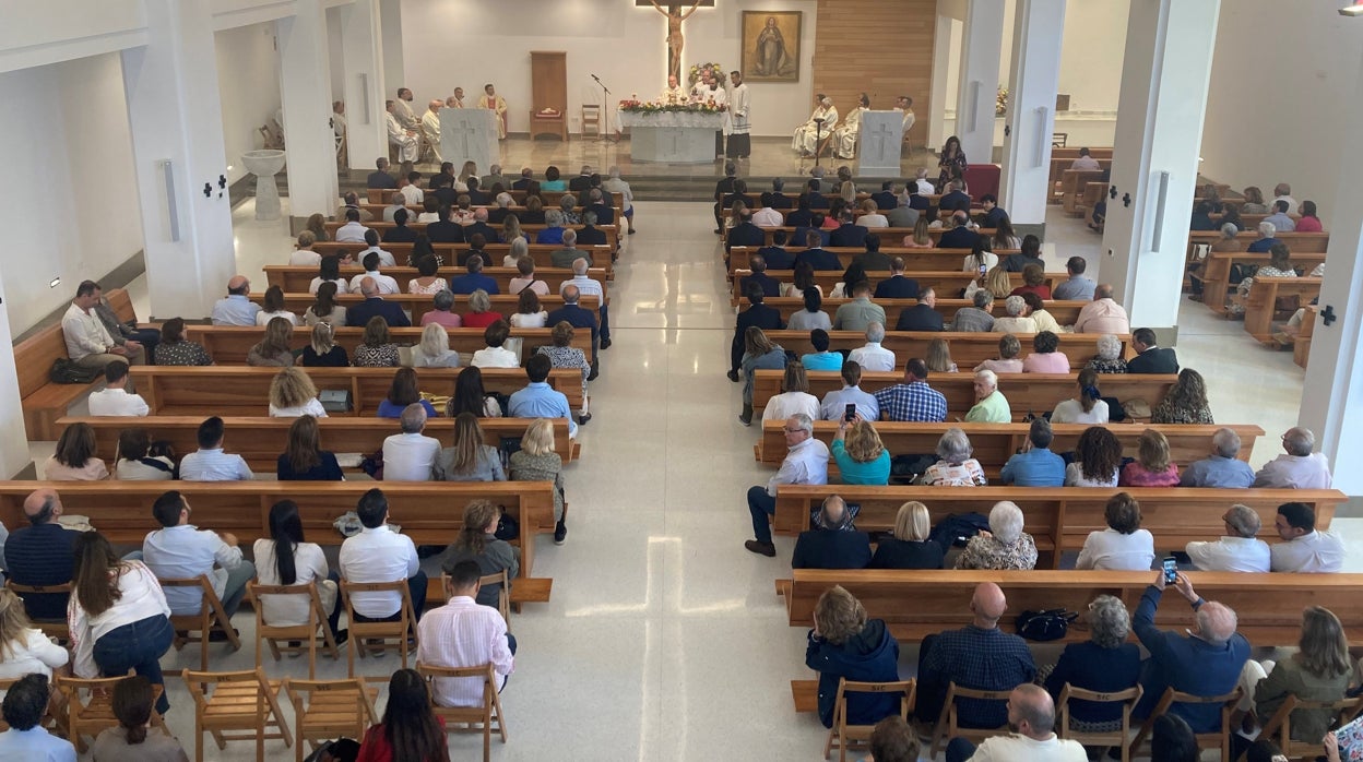 El obispo de Córdoba bendice la nueva parroquia San Juan Pablo II en Huerta de Santa Isabel