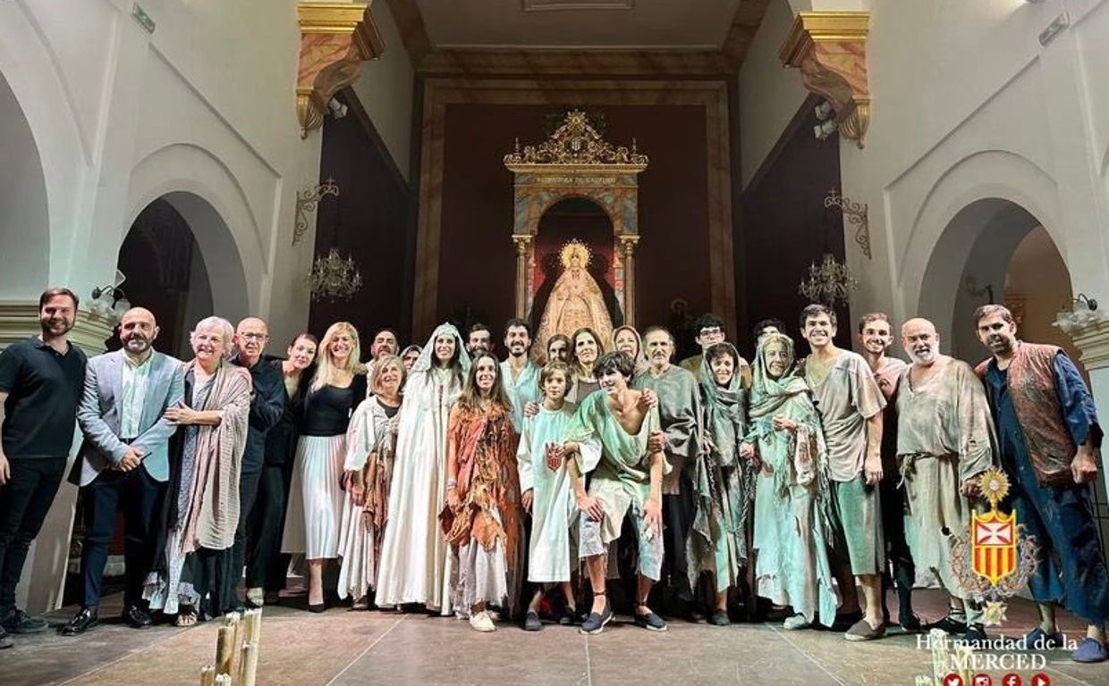 Elenco de actores, con el director de la obra y el hermano mayor, ante la Virgen de la Merced