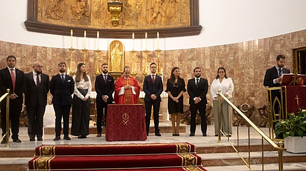 La junta de gobierno de la fraternidad del Cristo de la Confianza, con el párroco en el centro