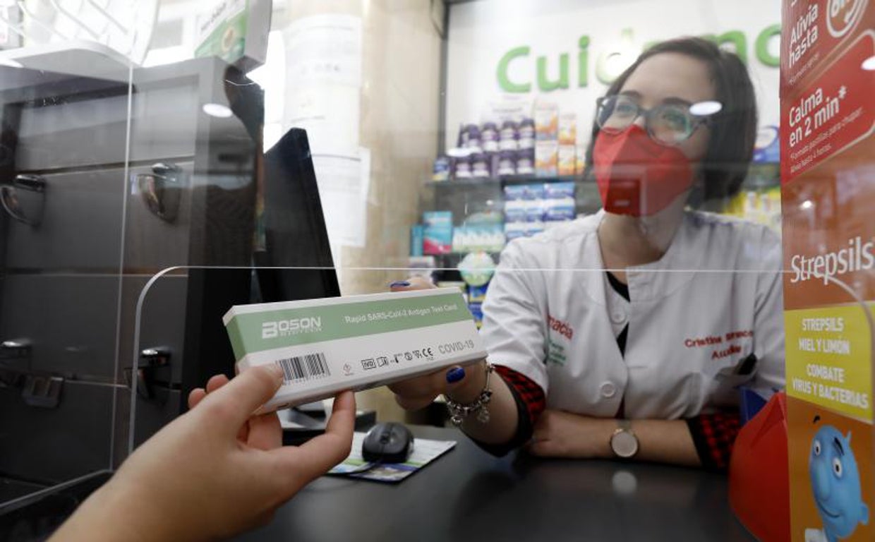 Una joven compra un test de autodiagnostico en una farmacia en Córdoba