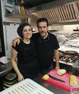 Imagen secundaria 2 - La terraza se encuentra en la calle Cortes, 1, en un camino rodeado de vegetación que da acceso al Parlamento regional. El establecimiento, que rerentan Julio Luis y Esperanza García, fue construida sobre el antiguo corral de la casa familiar, en una zona de rodaderos y de las traseras de las casas 