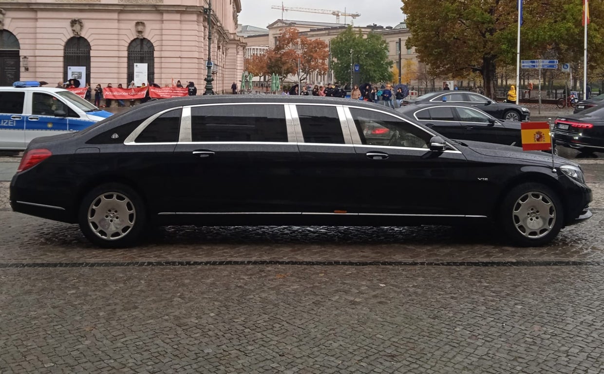 El coche blindado del Gobierno alemán con la bandera de España, en la avenida 'Unter den Linden' de Berlín