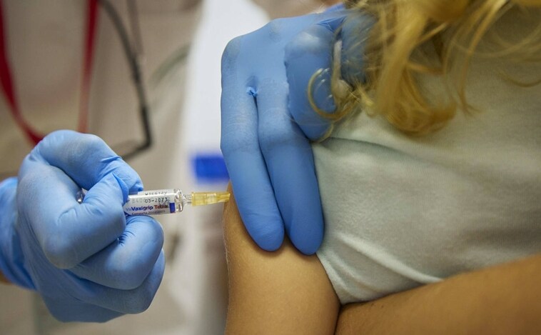 Una enfermera fingió vacunar a medio centenar de niños en Bilbao