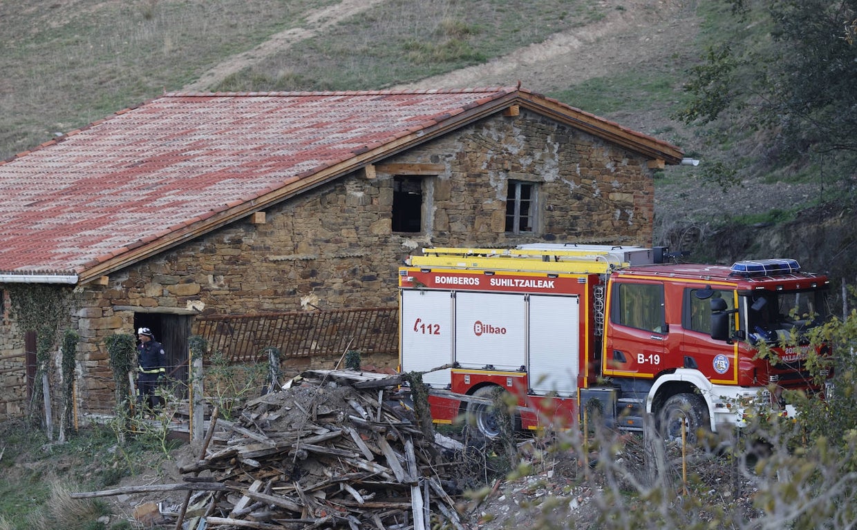 Los bomberos continúan trabajando en la zona para evitar que el viento reavive las llamas