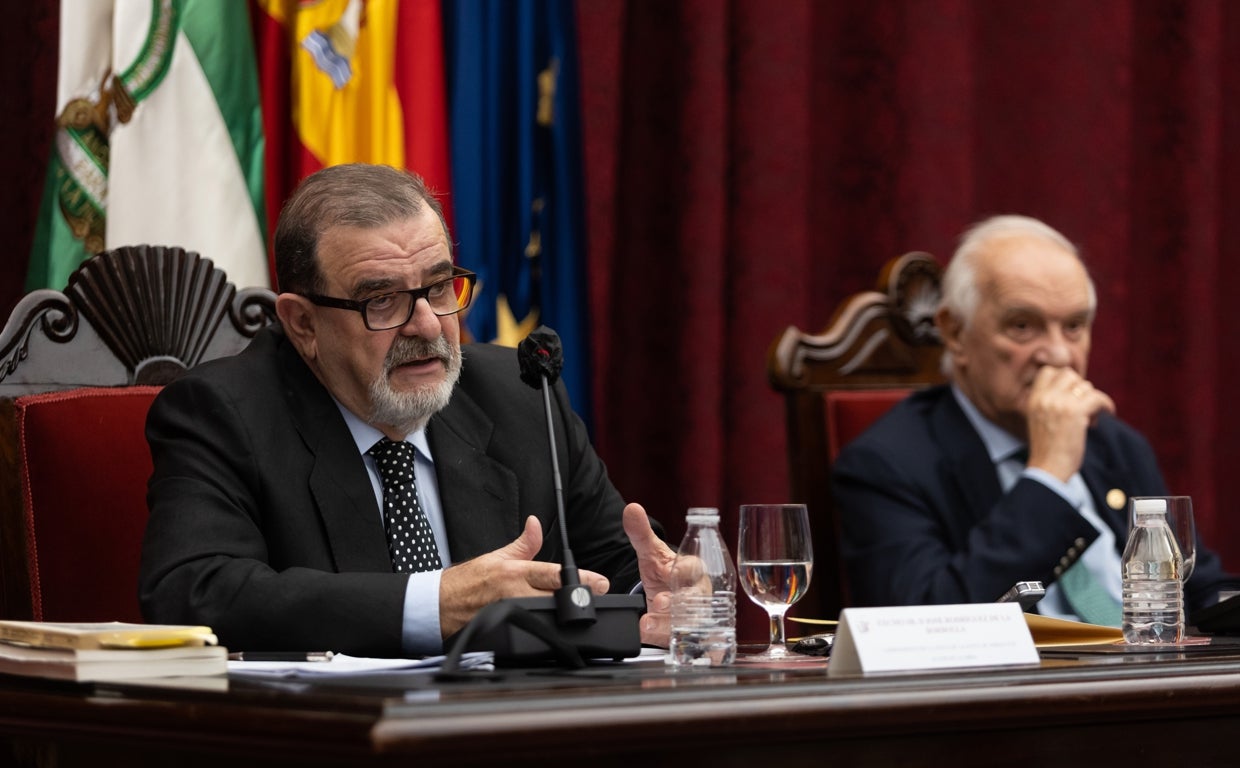 José Rodríguez de la Borbolla interviene con el catedrático Miguel Rodríguez Piñero en segundo plano