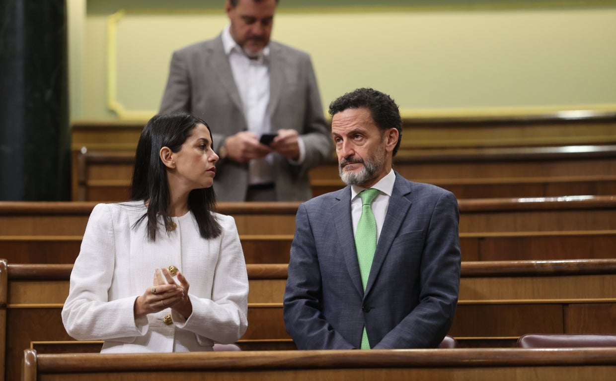 Inés Arrimadas conversa con su mano derecha en el Congreso, Edmundo Bal