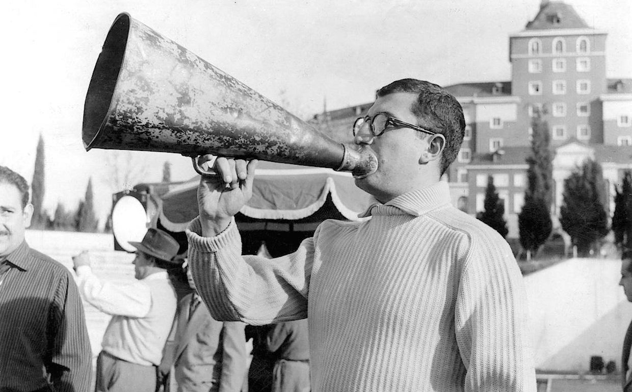Juan Antonio Bardem en 1954 durante el rodaje de 'Muerte de un ciclista' con el Colegio Mayor José Antonio (actual Rectorado de la Universdaid Complutense