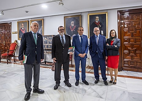 Imagen secundaria 1 - Arriba, Juan Espadas saluda a Manuel Chaves en presencia de Antonio Ojeda. Abajo, Borbolla, Guerra y Rodríguez Piñero con el rector, Miguel Angel Castro, y la director a de Publicaciones de la US, Araceli López Serena. A la derecha, Alfonso Guerra