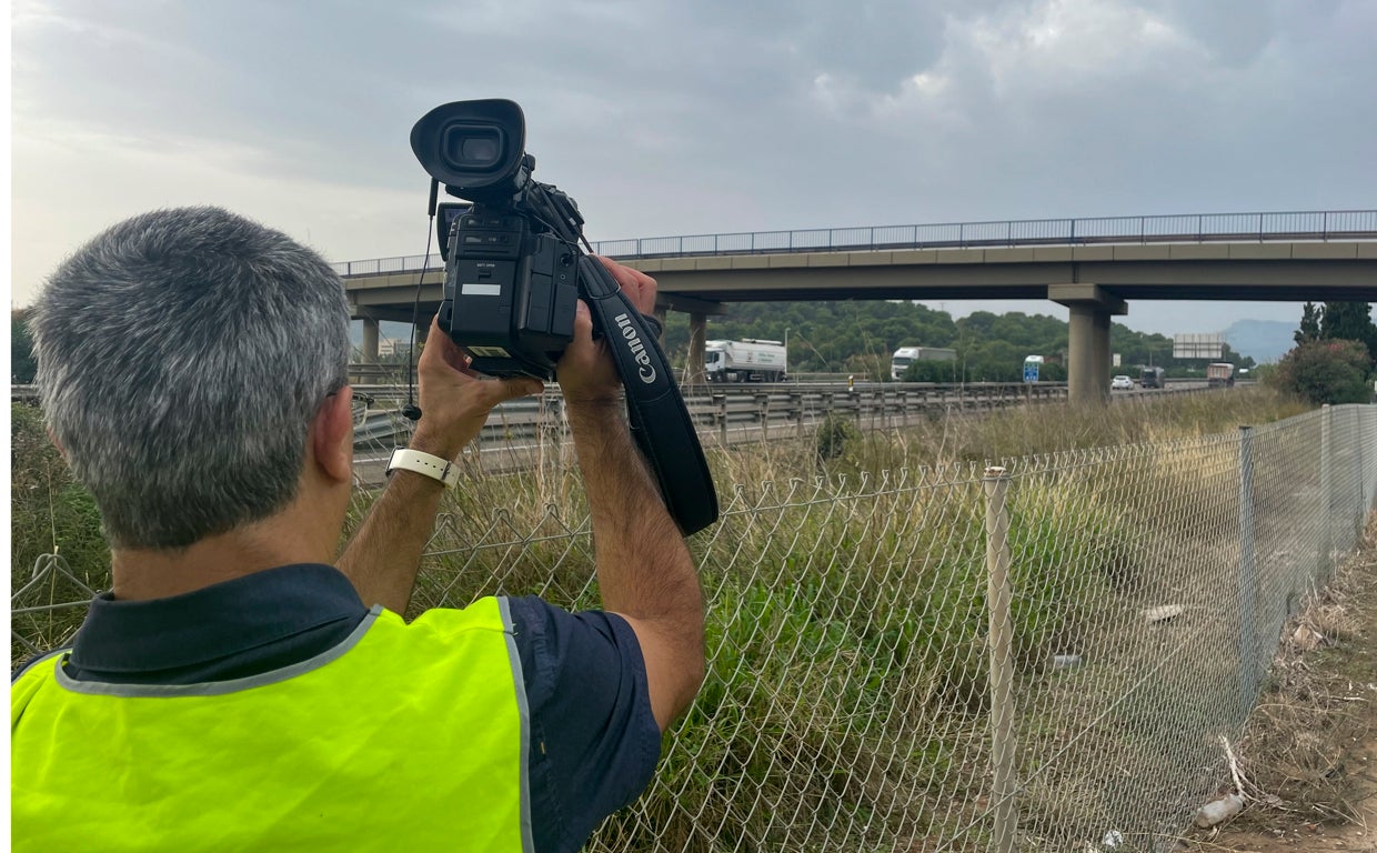 Imagen de archivo de un agente de la Guardia Civil tomada en una carretera de Valencia