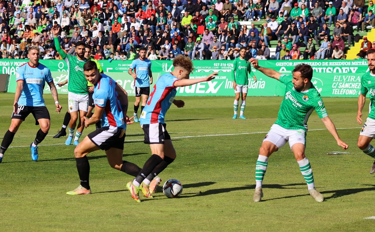 Simo regatea ante un rival del Cacereño la pasada temporada