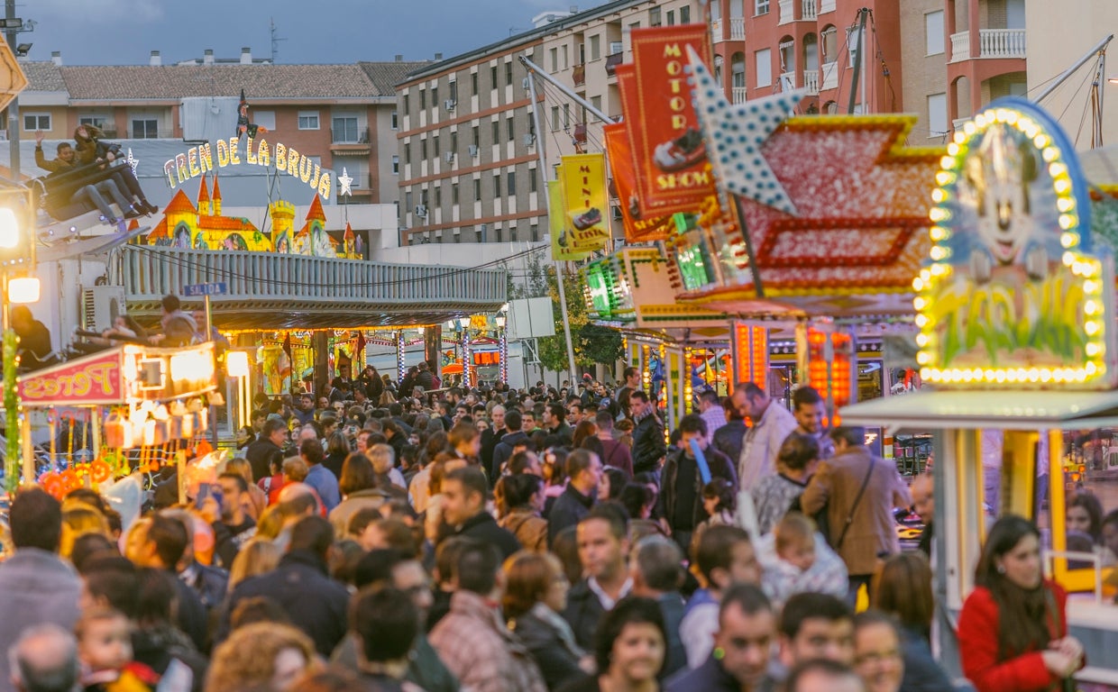 Alfuencia de visitantes a la Fira de Tots Sants de Cocentaina en una edición pasada.